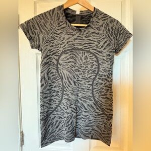 Lululemon Swiftly 2.0 Short Sleeve Hip Length Shirt - Primal Clash Size 6 EUC